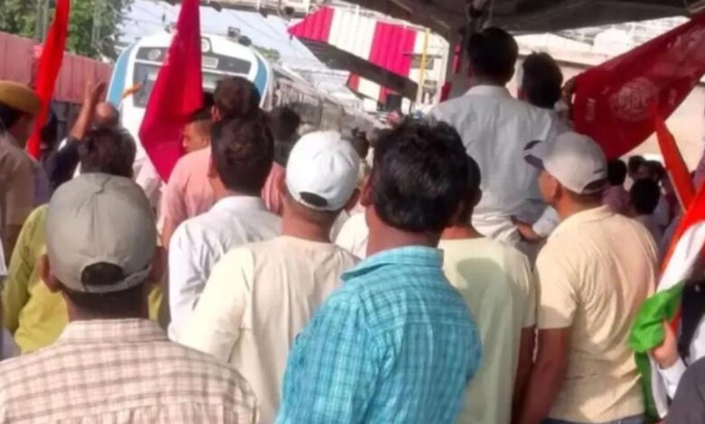 Vande Bharat train: पहले ही दिन, वंदे भारत ट्रेन के लोको पायलट की पिटाई, इंजन से सामान फेंका गया, कर्मचारियों में झगड़ा Vande Bharat train: पहले ही दिन, वंदे भारत ट्रेन के लोको पायलट की पिटाई, इंजन से सामान फेंका गया, कर्मचारियों में झगड़ा