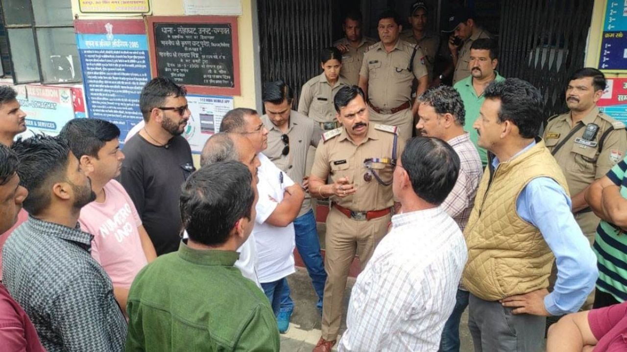 Uttarakhand: उत्तराखंड की शांत वादियों में फिर से दरिंदगी, स्कूल जा रही नाबालिग का अपहरण कर चार युवकों ने की घिनौनी हरकत Uttarakhand: उत्तराखंड की शांत वादियों में फिर से दरिंदगी, स्कूल जा रही नाबालिग का अपहरण कर चार युवकों ने की घिनौनी हरकत