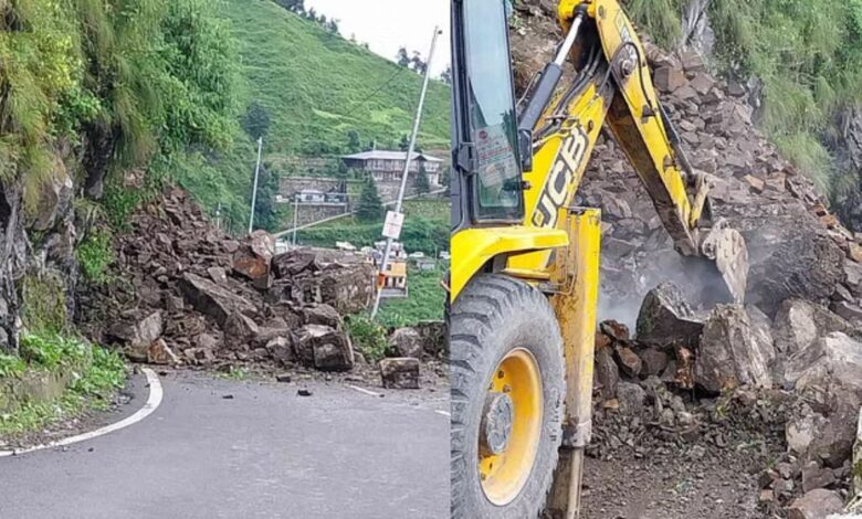 Uttarakhand: पहाड़ी से पत्थर गिरने के कारण ज्योंतिरमठ-मलारी हाईवे दूसरे दिन भी बंद, मसूरी और यमुनोत्री की स्थिति जानें