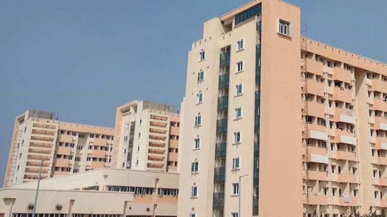 Dehradun में बिल्डर ने किया धोखा, 7.5 मीटर की सड़क पर बनाया 8 मंजिला इमारत