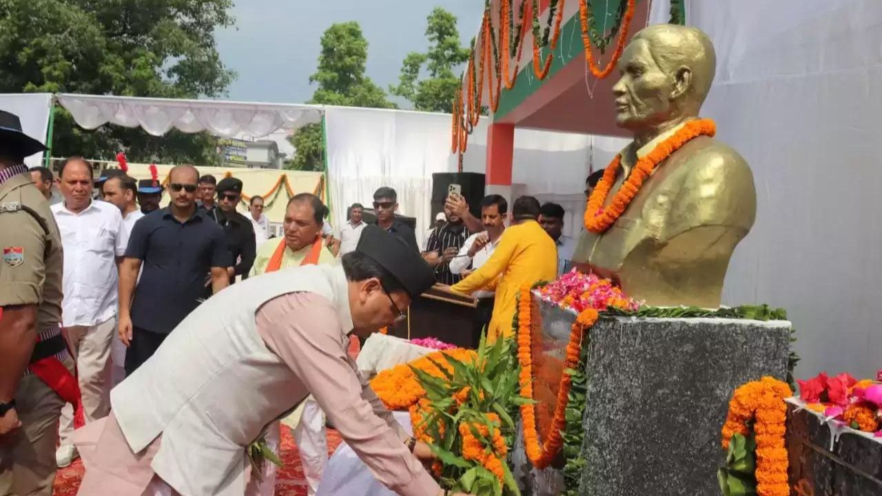 Uttarakhand: मुख्यमंत्री धामी ने कहा – गोलीबारी की पीड़ा कभी नहीं भूल सकते, शहीदों के परिवारों के दर्द को समझ सकते हैं