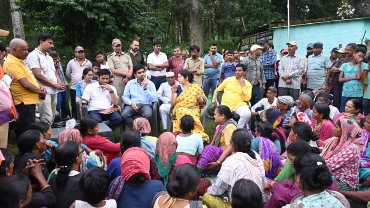 Nainital: सुन्दरखाल गांव में जनसंख्या के सर्वे के लिए दरवाजे-दरवाजे सर्वेक्षण की दिशा-निर्देश, डीएम ने तेज़ी से किए दौरे Nainital: सुन्दरखाल गांव में जनसंख्या के सर्वे के लिए दरवाजे-दरवाजे सर्वेक्षण की दिशा-निर्देश, डीएम ने तेज़ी से किए दौरे