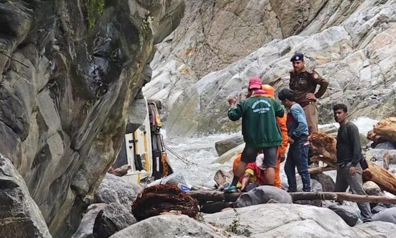 Uttarakhand News: केदारनाथ की यात्रा पर जा रहे तीर्थयात्रियों की गाड़ी नदी  में गिरी, एक की मौत; 12 घायल