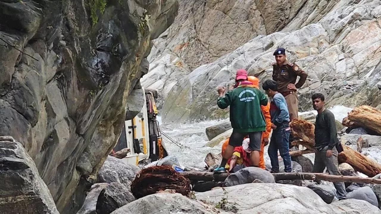 Uttarakhand News: केदारनाथ की यात्रा पर जा रहे तीर्थयात्रियों की गाड़ी नदी  में गिरी, एक की मौत; 12 घायल