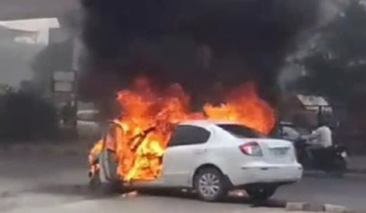 Delhi Car Fire: दिल्ली में चलती कार में आग, 2.5 लाख रुपये का बैग जलकर हुआ खाक Delhi Car Fire: दिल्ली में चलती कार में आग, 2.5 लाख रुपये का बैग जलकर हुआ खाक