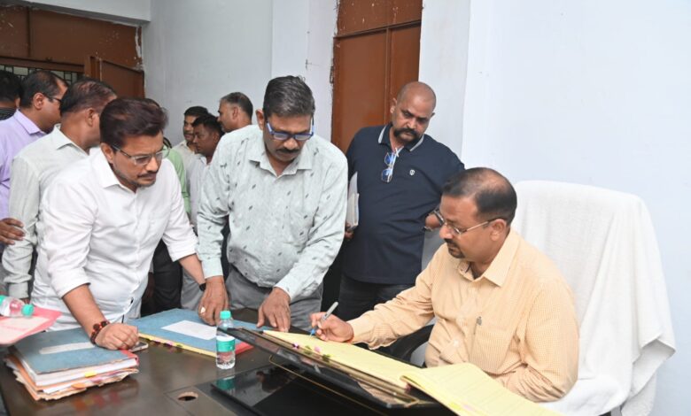 DM Haridwar: जिलाधिकारी कर्मेन्द्र सिंह ने ट्रेजरी पहुंचकर कार्यभार किया ग्रहण DM Haridwar: जिलाधिकारी कर्मेन्द्र सिंह ने ट्रेजरी पहुंचकर कार्यभार किया ग्रहण