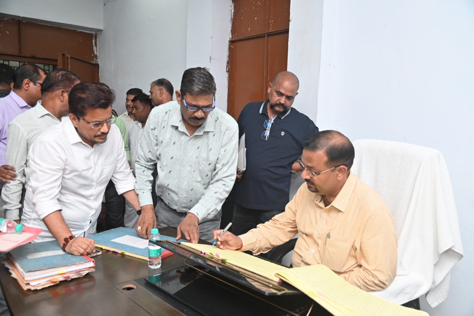 DM Haridwar: जिलाधिकारी कर्मेन्द्र सिंह ने ट्रेजरी पहुंचकर कार्यभार किया ग्रहण DM Haridwar: जिलाधिकारी कर्मेन्द्र सिंह ने ट्रेजरी पहुंचकर कार्यभार किया ग्रहण