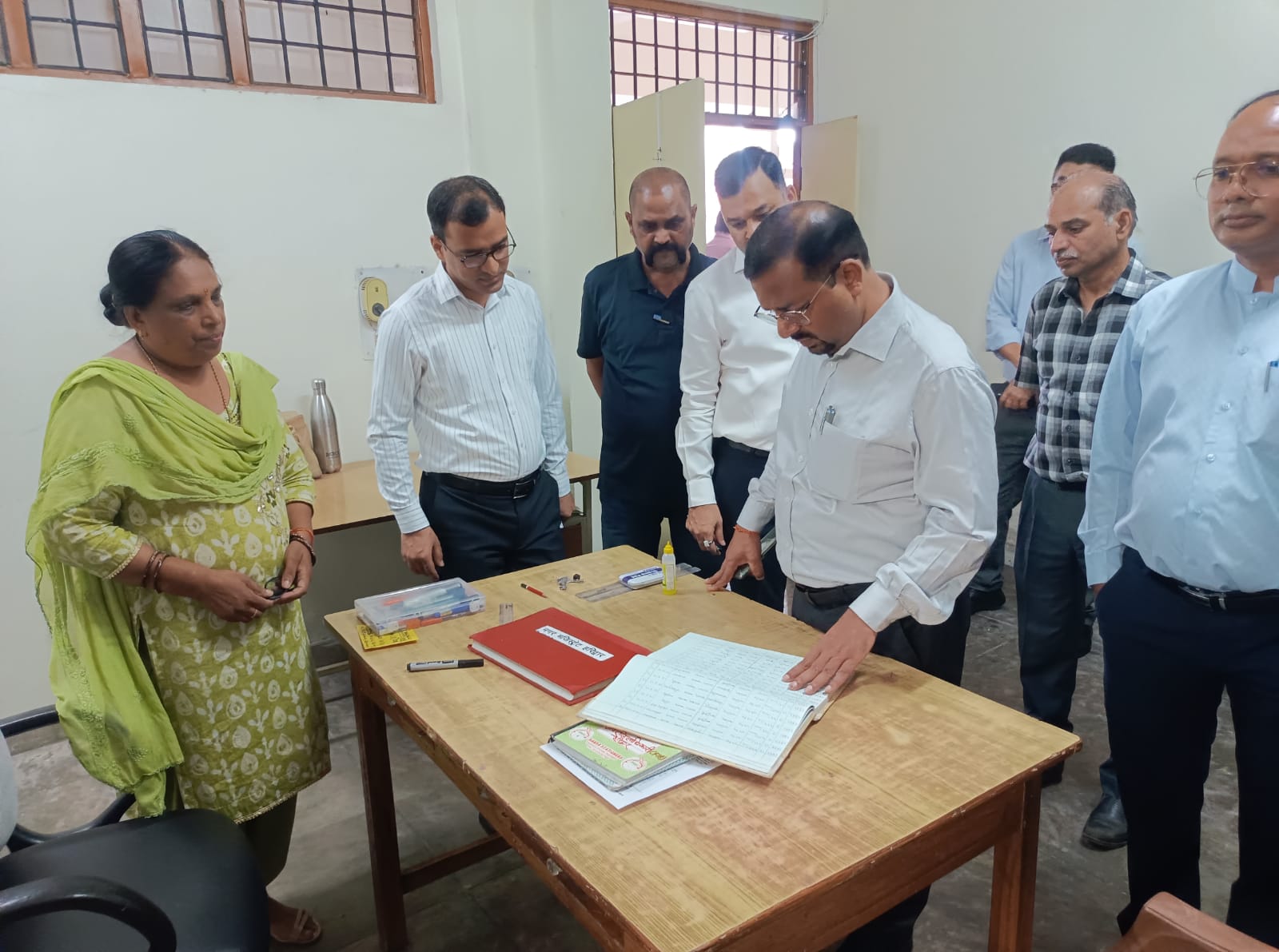 DM Haridwar: जिलाधिकारी कर्मेन्द्र सिंह ने जिला कार्यालय स्थित विभिन्न कार्यालयों तथा पटलों का किया औचक निरीक्षण