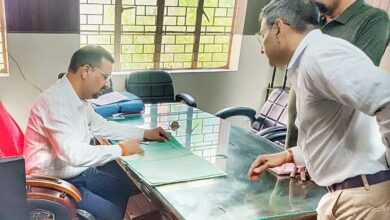 Inspection: जिलाधिकारी कर्मेंद्र सिंह विभिन्न कार्यालय का किया औचक निरीक्षण, छापेमारी से मचा हड़कंप, वेतन रोकने तथा स्पष्टीकरण देने के दिए निर्देश