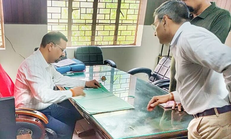 Inspection: जिलाधिकारी कर्मेंद्र सिंह विभिन्न कार्यालय का किया औचक निरीक्षण, छापेमारी से मचा हड़कंप, वेतन रोकने तथा स्पष्टीकरण देने के दिए निर्देश