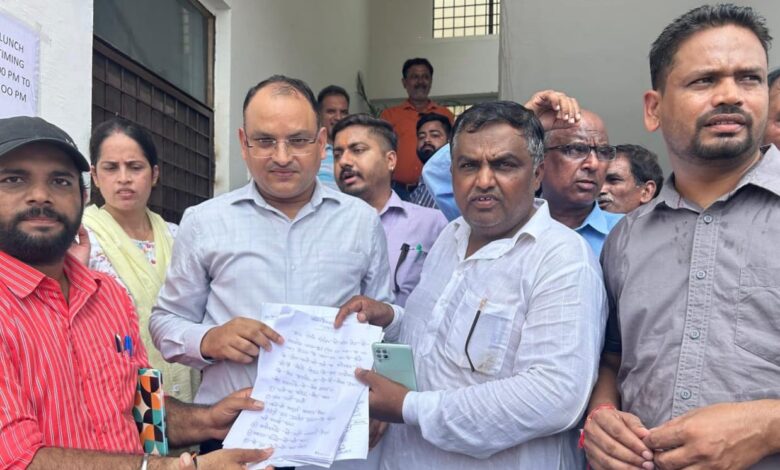 Har Ghar Nal Yojana: हर घर जल हर घर नल योजना में अधिकारियों की लापरवाही क्षेत्र वासियों को पड़ रही भारी, खामियों को लेकर पेयजल विभाग ऑफिस का  किया घेराव