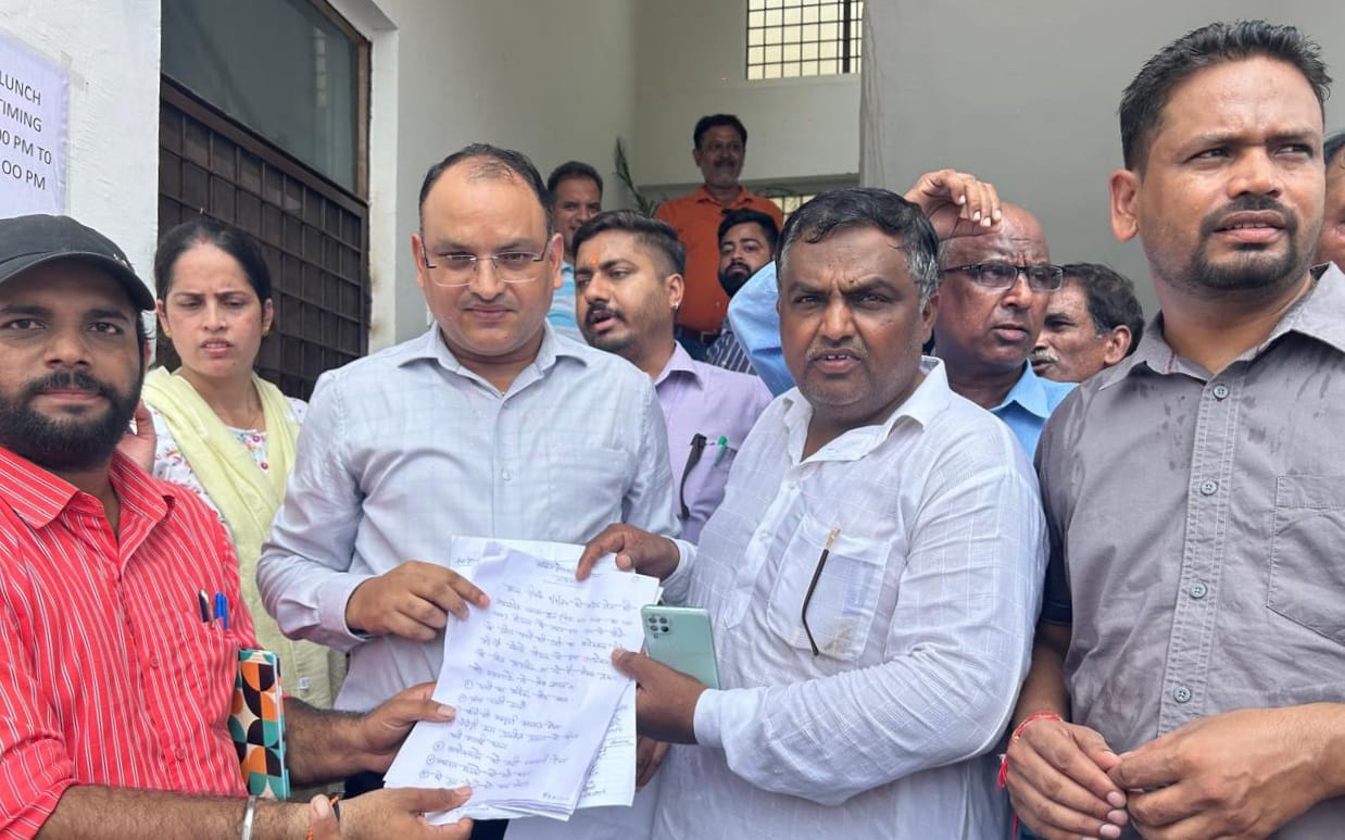 Har Ghar Nal Yojana: हर घर जल हर घर नल योजना में अधिकारियों की लापरवाही क्षेत्र वासियों को पड़ रही भारी, खामियों को लेकर पेयजल विभाग ऑफिस का  किया घेराव