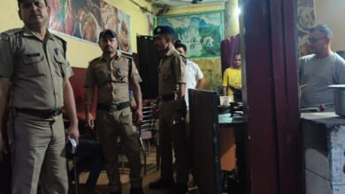 Uttarakhand: होटल व ढाबों में अवैध रुप से शराब परोसने पर 10 लोगों के चालान