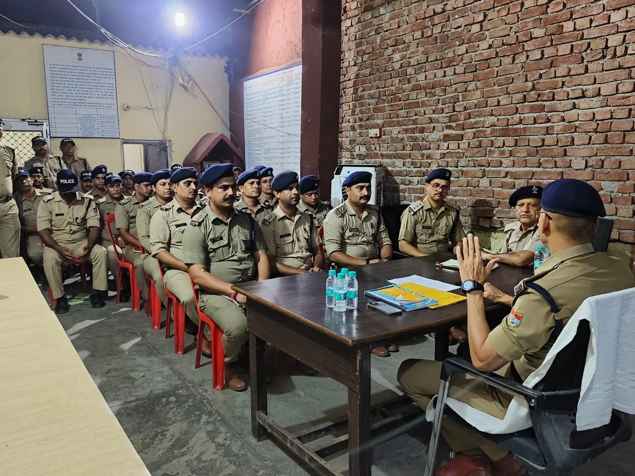 Uttarakhand: एसएसपी मणिकांत मिश्रा देर रात पहुंचे थाना ट्रांज़िट कैम्प, कर्मचारियों के साथ की मीटिंग, दिए आवश्यक दिशा निर्देश Uttarakhand: एसएसपी मणिकांत मिश्रा देर रात पहुंचे थाना ट्रांज़िट कैम्प, कर्मचारियों के साथ की मीटिंग, दिए आवश्यक दिशा निर्देश