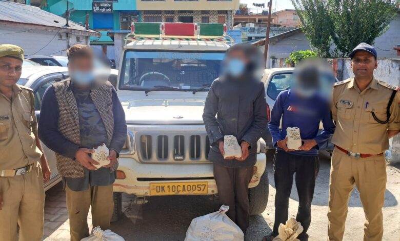 Uttarakhand; 5 पेटी अवैध अंग्रेजी शराब के साथ 3  गिरफ्तार