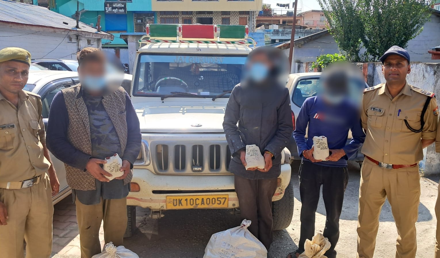Uttarakhand; 5 पेटी अवैध अंग्रेजी शराब के साथ 3  गिरफ्तार