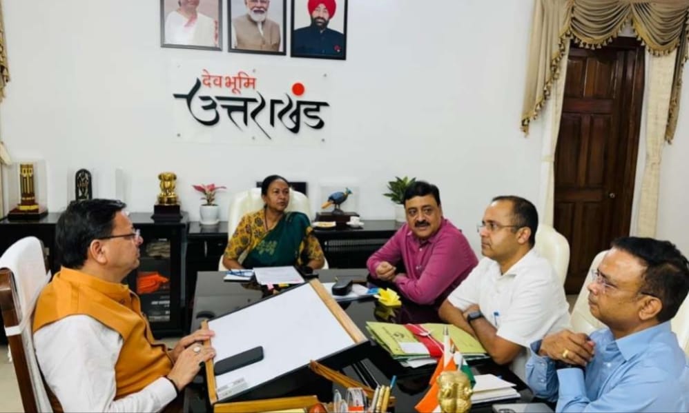 Uttarakhand: मुख्यमंत्री ने देर शाम ली अधिकारियों की उच्चस्तरीय बैठक, आपदा से क्षतिग्रस्त क्षेत्रों में पुनर्निर्माण व डेंगू रोकथाम को दिए दिशा निर्देश