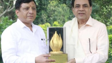 Dehradun: फ़िल्म अभिनेता परेश रावल से मिले महानिदेशक सूचना, बंशीधर तिवारी