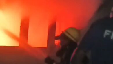 Dehradun: राजधानी में देर रात महंत रोड स्थित एक मकान की ऊपरी मंजिल में लगी भीषण आग