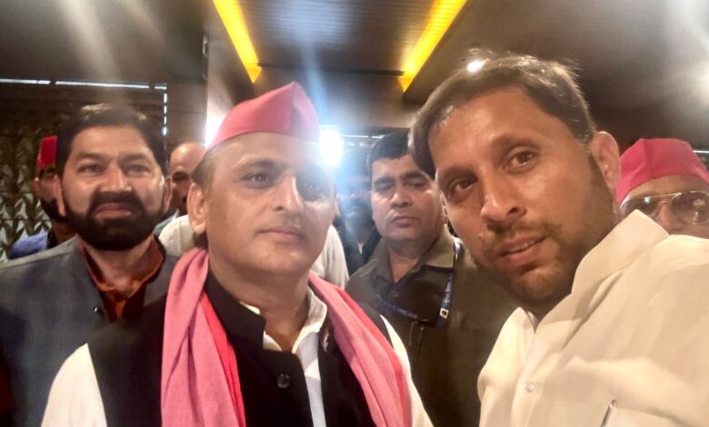 J&K: जम्मू कश्मीर में उमर अब्दुल्ला के शपथ ग्रहण में पहुंचे सपा पूर्व मुख्यमंत्री अखिलेश यादव व उत्तराखंड प्रदेश महासचिव समीर आलम ने दी बधाई J&K: जम्मू कश्मीर में उमर अब्दुल्ला के शपथ ग्रहण में पहुंचे सपा पूर्व मुख्यमंत्री अखिलेश यादव व उत्तराखंड प्रदेश महासचिव समीर आलम ने दी बधाई