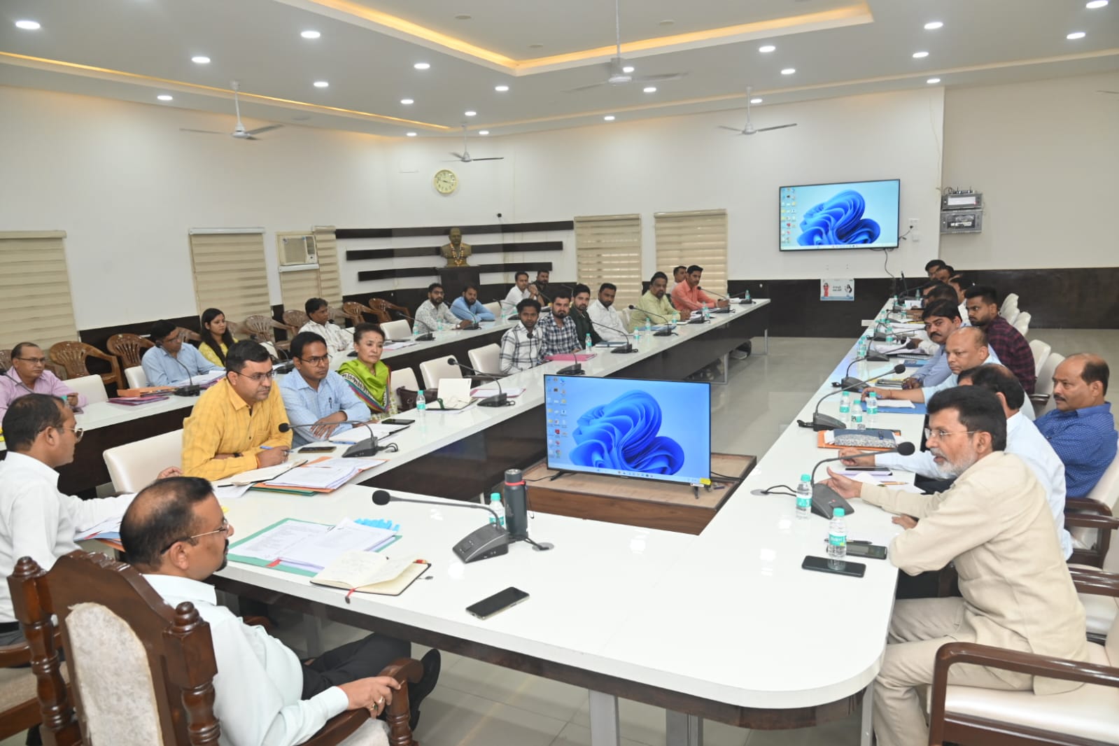 Haridwar: मैन्युअल स्कैवेंजर्स के संबंध में जिला अधिकारी ने स्वच्छकार विमुक्ति की ली बैठक, स्वच्छता कर्मियों को सेफ्टी किट देने के दिए निर्देश