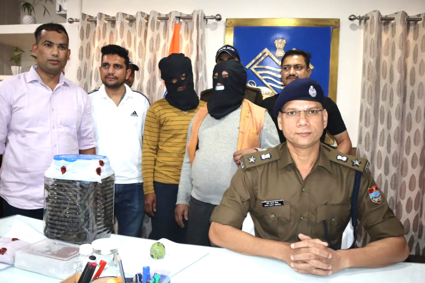Uttarakhand: 4 किलो 35 ग्राम अवैध चरस के साथ दो नशा तस्कर गिरफ्तार Uttarakhand: 4 किलो 35 ग्राम अवैध चरस के साथ दो नशा तस्कर गिरफ्तार