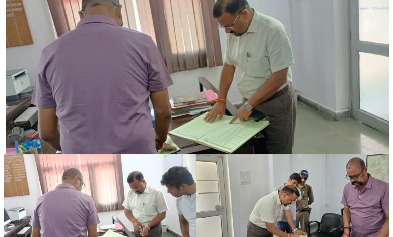 Haridwar: जिलाधिकारी की छापेमारी से मचा हड़कंप, अधिकारी और कर्मचारियों को दो टूक, ड्यूटी में लापरवाही बर्दास्त नहीं