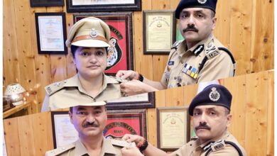 Dehradun: सरिता डोबाल एवं हरीश वर्मा को प्रोन्नति पर डीजीपी ने भारतीय पुलिस सेवा के बैच पहना दी शुभकामनाएं