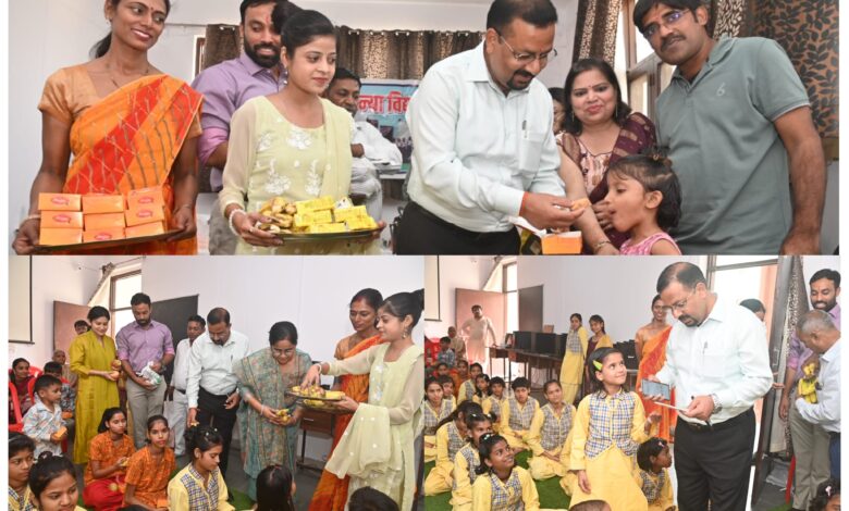 Haridwar: जिलाधिकारी ने पत्नी सहित, बाल सुधार गृह व मातृ आंचल पहुंच बच्चों के साथ मनाई दिवाली Haridwar: जिलाधिकारी ने पत्नी सहित, बाल सुधार गृह व मातृ आंचल पहुंच बच्चों के साथ मनाई दिवाली