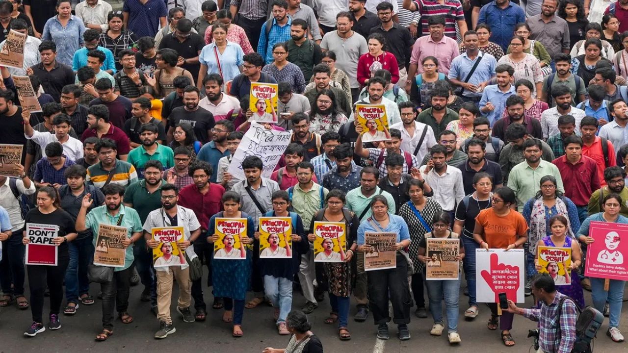 RG Kar case: डॉक्टरों का देशव्यापी अनशन, न्याय की मांग में एकजुटता; 50 डॉक्टरों ने दिया इस्तीफा RG Kar case: डॉक्टरों का देशव्यापी अनशन, न्याय की मांग में एकजुटता; 50 डॉक्टरों ने दिया इस्तीफा