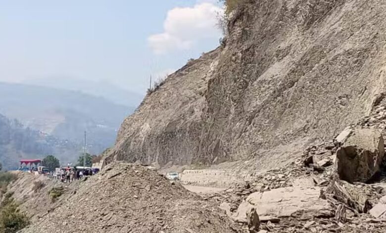 Uttarakhand: देवप्रयाग-ऋषिकेश में रात 10 बजे से सुबह 5 बजे तक वाहनों का संचालन बंद, आपातकालीन सेवाएं जारी रहेंगी