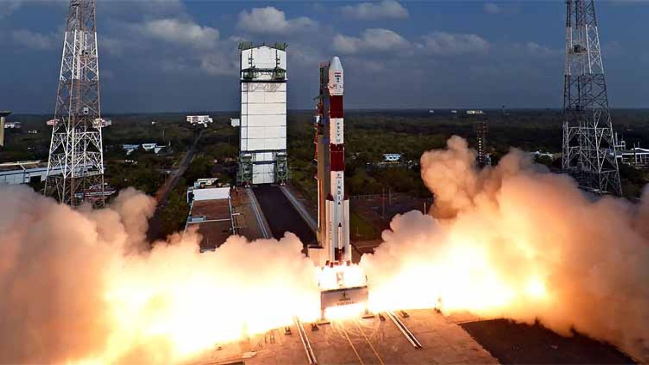 ISRO's PSLV-37 की सफलता, उपग्रहों की रिकॉर्ड लॉन्च और PS4 की वापसी