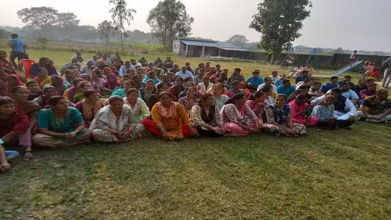 Lalkuan विधायक मोहन बिष्ट के खिलाफ ग्रामीणों का विरोध, वाहन के सामने लेटकर किया प्रदर्शन Lalkuan विधायक मोहन बिष्ट के खिलाफ ग्रामीणों का विरोध, वाहन के सामने लेटकर किया प्रदर्शन