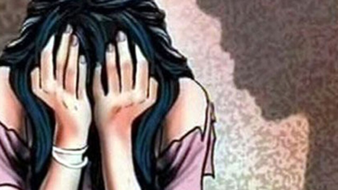 Crime: करवा चौथ पर महिला कांस्टेबल के साथ दुष्कर्म, उत्तर प्रदेश में मचा हड़कंप