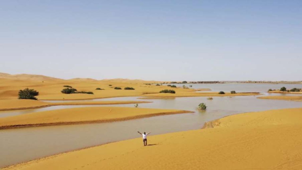 Sahara Desert में बाढ़ से बने झीलों का अद्भुत दृश्य, क्या बदल सकता है रेगिस्तान का मौसम?