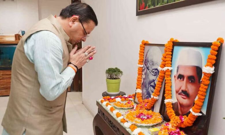 Uttarakhand: मुख्यमंत्री धामी ने बापू और पूर्व पीएम की जयंती पर दी श्रद्धांजलि