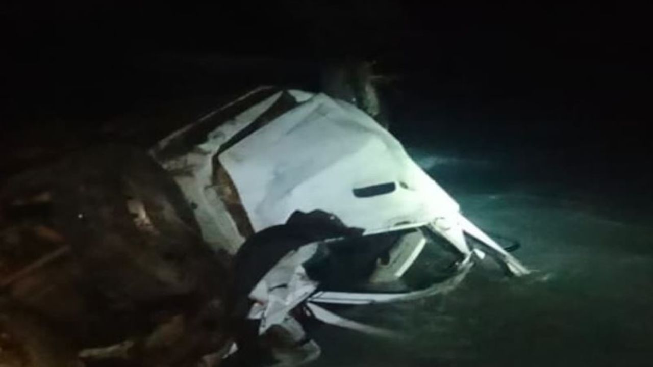 Pithoragarh Accident: मुनस्यारी से पिथौरागढ़ जा रही कार गोरी नदी में गिरी, एक की मौत Pithoragarh Accident: मुनस्यारी से पिथौरागढ़ जा रही कार गोरी नदी में गिरी, एक की मौत