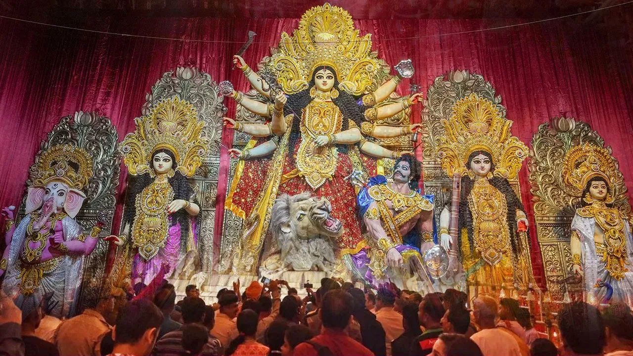Bangladesh: सुरक्षा के साए में बांग्लादेश में दुर्गा पूजा महोत्सव की धूम Bangladesh: सुरक्षा के साए में बांग्लादेश में दुर्गा पूजा महोत्सव की धूम
