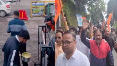 Uttarakhand: मसूरी में चाय बनाने के दौरान थूकने का मामला, लोगों में दिखा आक्रोश