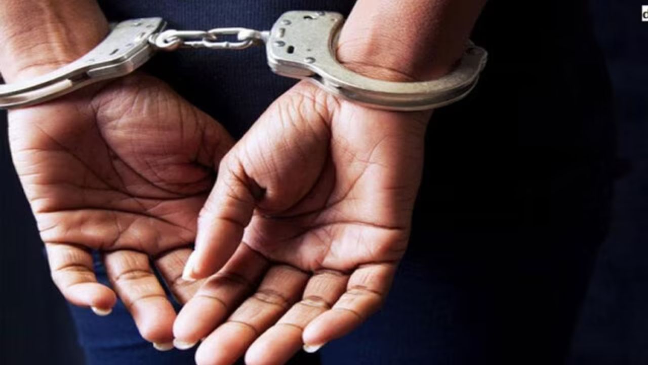 Uttarakhand: उत्तराखंड पुलिस ने अरबों की ठगी करने वाले बाबा अमरीक गैंग का किया खात्मा, अंतिम इनामी आरोपी भी गिरफ्तार Uttarakhand: उत्तराखंड पुलिस ने अरबों की ठगी करने वाले बाबा अमरीक गैंग का किया खात्मा, अंतिम इनामी आरोपी भी गिरफ्तार