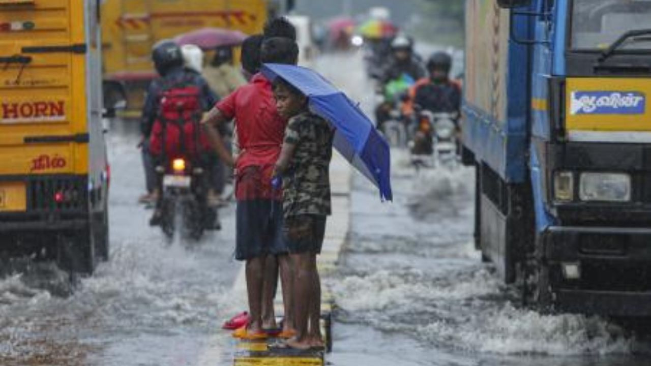 Tamil Nadu में लगातार बारिश से जलभराव, कई इलाके पानी में डूबे, जनजीवन प्रभावित