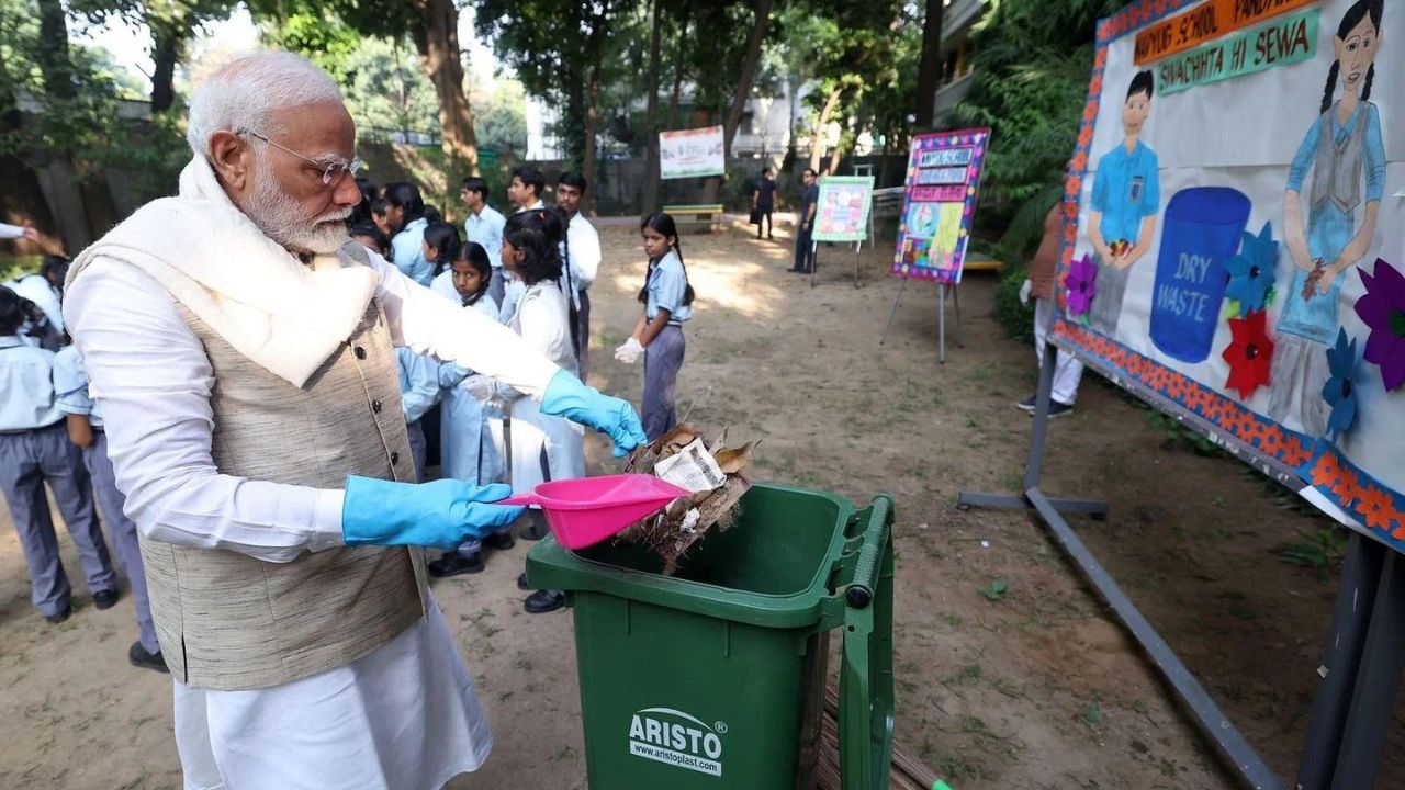 Gandhi Jayanti: पीएम मोदी ने स्वच्छता अभियान में हिस्सा लेकर बापू को दी श्रद्धांजलि