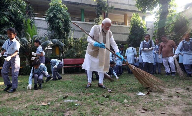 Gandhi Jayanti: पीएम मोदी ने स्वच्छता अभियान में हिस्सा लेकर बापू को दी श्रद्धांजलि Gandhi Jayanti: पीएम मोदी ने स्वच्छता अभियान में हिस्सा लेकर बापू को दी श्रद्धांजलि
