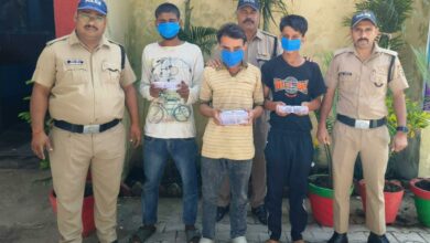 Dehradun: लूट की घटना का दून पुलिस ने किया खुलासा, घटना को अंजाम देने वाले 2 सगे भाइयों सहित 3 गिरफ्तार, लूटी गई नगदी व मोबाईल बरामद