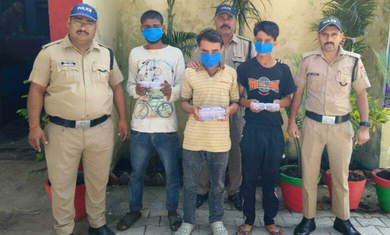 Dehradun: लूट की घटना का दून पुलिस ने किया खुलासा, घटना को अंजाम देने वाले 2 सगे भाइयों सहित 3 गिरफ्तार, लूटी गई नगदी व मोबाईल बरामद Dehradun: लूट की घटना का दून पुलिस ने किया खुलासा, घटना को अंजाम देने वाले 2 सगे भाइयों सहित 3 गिरफ्तार, लूटी गई नगदी व मोबाईल बरामद