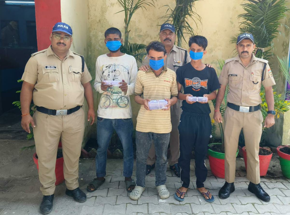 Dehradun: लूट की घटना का दून पुलिस ने किया खुलासा, घटना को अंजाम देने वाले 2 सगे भाइयों सहित 3 गिरफ्तार, लूटी गई नगदी व मोबाईल बरामद Dehradun: लूट की घटना का दून पुलिस ने किया खुलासा, घटना को अंजाम देने वाले 2 सगे भाइयों सहित 3 गिरफ्तार, लूटी गई नगदी व मोबाईल बरामद