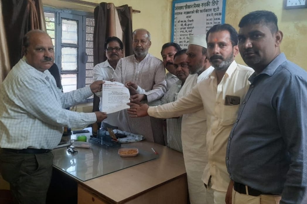 Roorkee: उत्तराखंड रोडवेज के सहायक क्षेत्रीय प्रबंधक से मिले कांग्रेसी, रुड़की से रोशनाबाद के बीच रोडवेज बस चलाने को सौंपा ज्ञापन