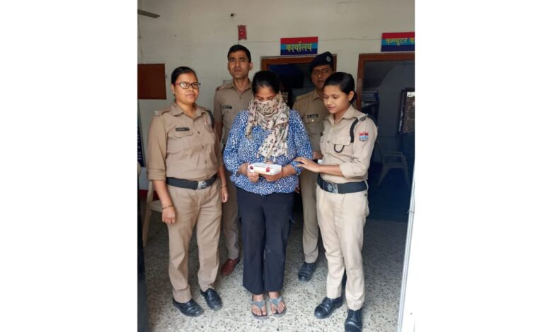 Nainital: ब्यूटी पार्लर में तैयार हो रही महिला के बैग से सोने का हार चुराने वाली महिला हार संग गिरफ्तार Nainital: ब्यूटी पार्लर में तैयार हो रही महिला के बैग से सोने का हार चुराने वाली महिला हार संग गिरफ्तार