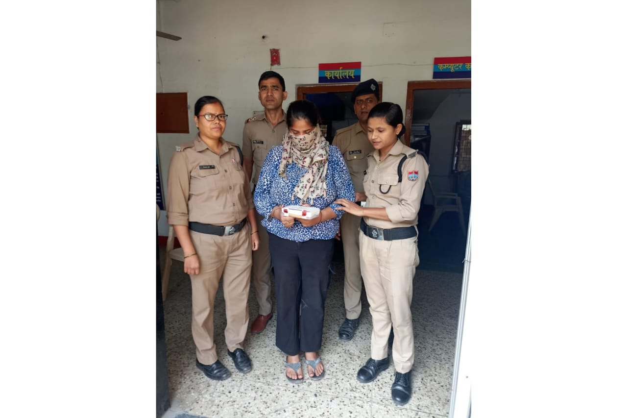 Nainital: ब्यूटी पार्लर में तैयार हो रही महिला के बैग से सोने का हार चुराने वाली महिला हार संग गिरफ्तार Nainital: ब्यूटी पार्लर में तैयार हो रही महिला के बैग से सोने का हार चुराने वाली महिला हार संग गिरफ्तार