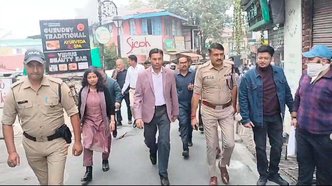 Dehradun: जिलाधिकारी व एसएसपी दून द्वारा मसूरी भ्रमण कर सुरक्षा व्यवस्था का लिया जायजा Dehradun: जिलाधिकारी व एसएसपी दून द्वारा मसूरी भ्रमण कर सुरक्षा व्यवस्था का लिया जायजा